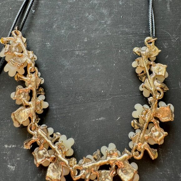 Cute Floral Necklace - Picture 4 of 5